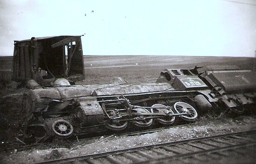 Wykolejona lokomotywa podczas akcji przeprowadzonej w nocy z 2 na 3 lipca 1943 r. przez żołnierzy „Ponurego”. Zdjęcie i podpis pochodzą z książki „AK 75. Brawurowe akcje Armii Krajowej” /materiał partnera