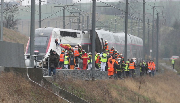 Wykolejony pociąg TGV /JEAN-MARC LOOS /PAP/EPA