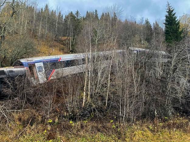 Wykolejony pociąg w Norwegii /JAN KENNETH TRANSETH/AFP /East News