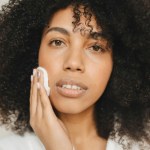 Wykonaj dwustopniowy demakijaż i odzyskaj blask cery. Koniec z zapchaną skórą