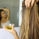 Wykonaj zabieg olejowania włosów. Pasma będą lśniące i zdrowe