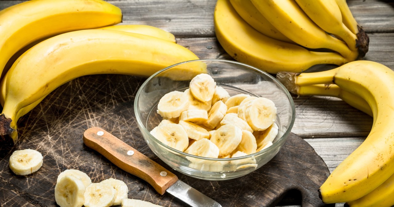 Wykonanie maseczki z banana do pielęgnacji ust /123RF/PICSEL