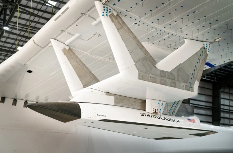 Wykonany z aluminium i włókna węglowego, zaczep pod "latającym lotniskiem" waży 3 629 kg i zajmuje 4,3 m środkowej rozpiętości skrzydeł Stratolaunch Roc /zdjęcie: Stratolaunch  Systems. /domena publiczna