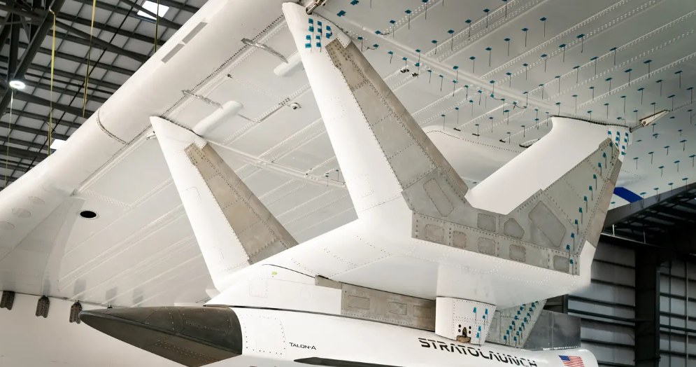 Wykonany z aluminium i włókna węglowego, zaczep pod "latającym lotniskiem" waży 3 629 kg i zajmuje 4,3 m środkowej rozpiętości skrzydeł Stratolaunch Roc /zdjęcie: Stratolaunch  Systems. /domena publiczna