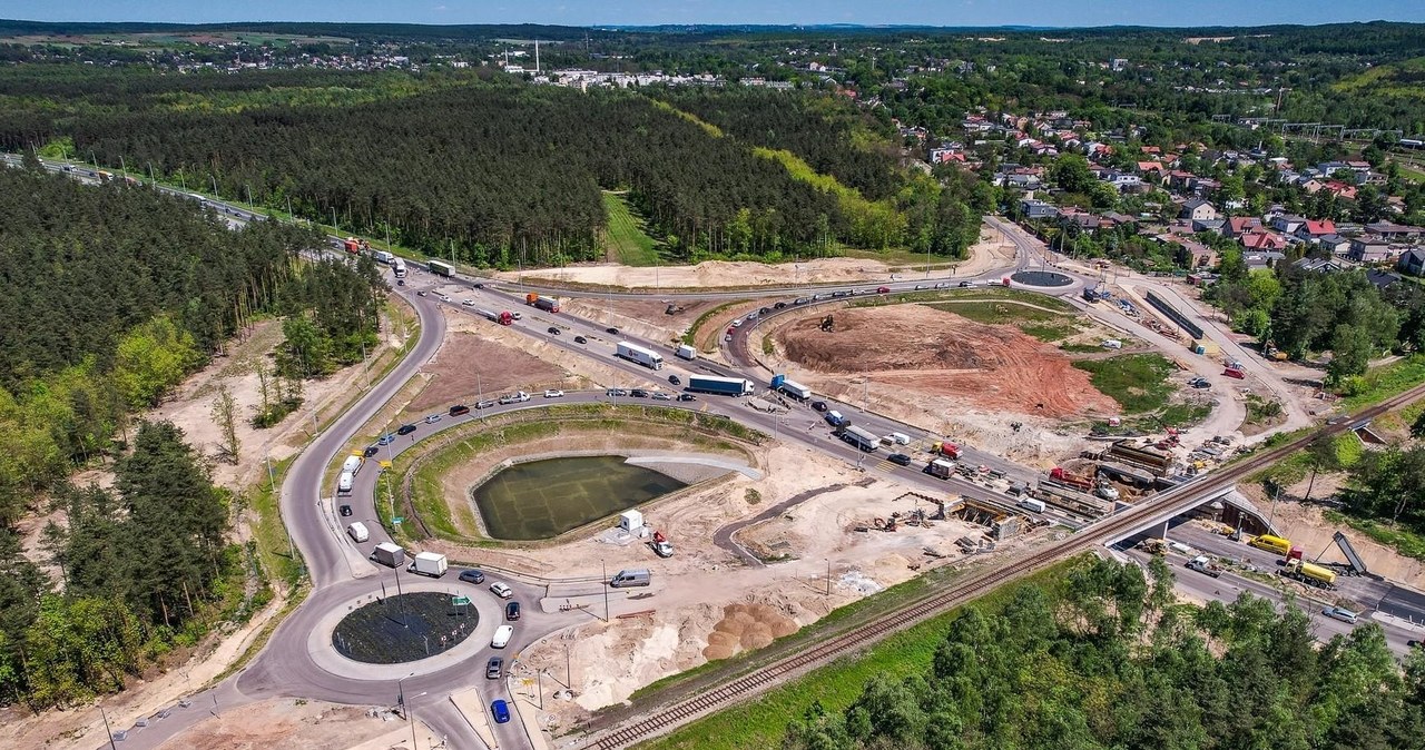 Wykonawca musi jeszcze przeprowadzić dodatkowe prace w okolicy węzła Dąbrowa Górnicza Pogoria. Istniejący wiadukt w ciągu DW796 zostanie zburzony. /GDDKiA