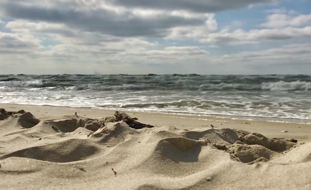 Wykopał na plaży głęboki tunel. Został zasypany zwałami piasku 