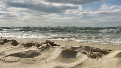 Wykopał na plaży głęboki tunel. Został zasypany zwałami piasku 