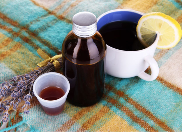 Wykorzystaj babcine sposoby leczenia. Wypij herbatkę z malinami, mleko z miodem, rób inhalacje. /123RF/PICSEL