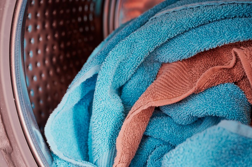 Wykorzystaj domowe sposoby na pranie ręczników, by nie traciły koloru i miękkości /123RF/PICSEL