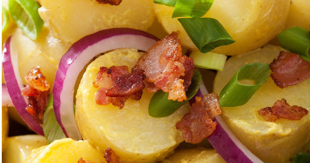 Wykorzystaj młode ziemniaki i przyrządź pyszną niskokaloryczną sałatkę /123RF/PICSEL