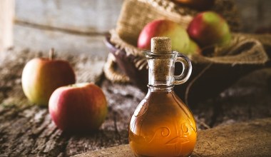 Wykorzystaj ocet jabłkowy na pory. Domowy tonik na gładką cerę bez podrażnień