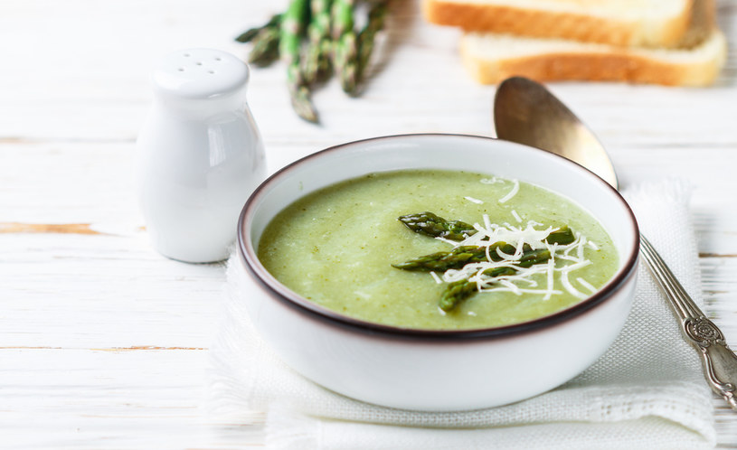 Wykorzystaj sezon na szparagi i przygotuj pyszną zupę /123RF/PICSEL