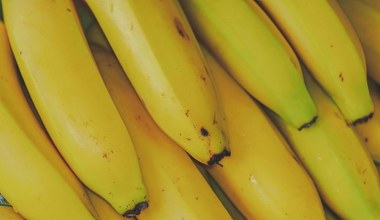 Wykorzystaj skórki banana w domowym peelingu. Skóra gładka jak po SPA