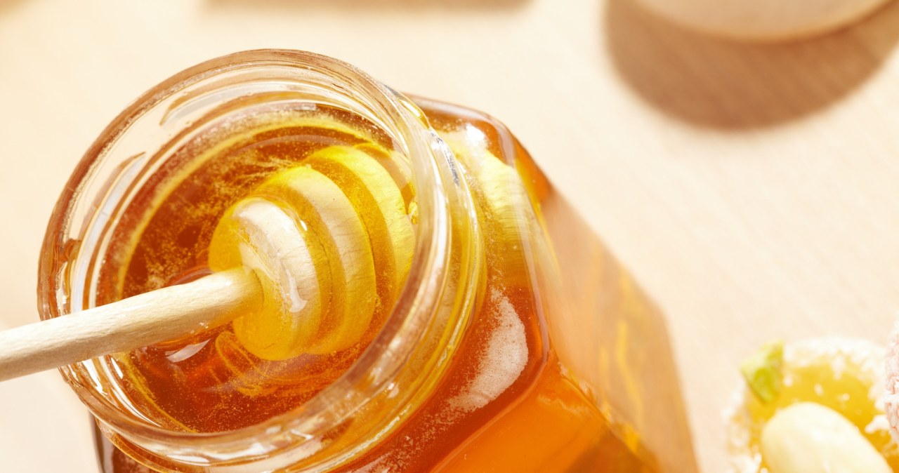 Wykorzystaj właściwości miodu do przygotowania kojącej maski na pękające pięty