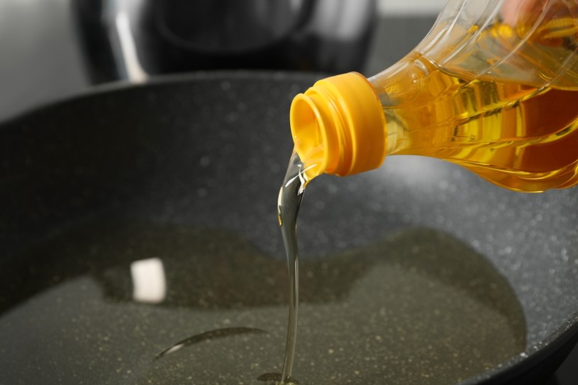 Wykorzystany podczas smażenia olej kuchenny nie jest odpadem i nie powinien być wylewany do kanalizacji /123RF/PICSEL