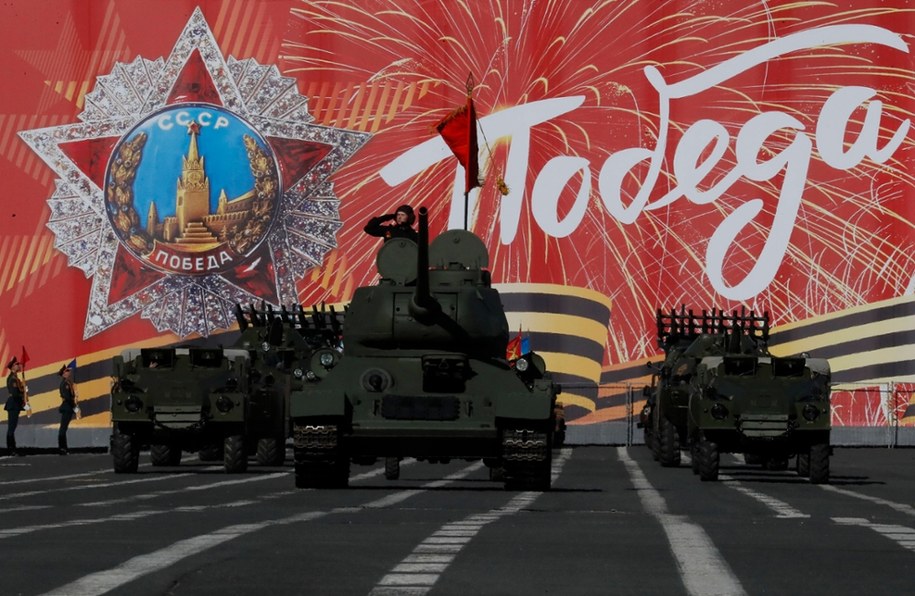 Wykorzystywany podczas II wojny światowej czołg T-34 podczas próby przed Paradą Zwycięstwa w Moskwie (zdjęcie z 30 kwietnia 2024 r.) /ANATOLY MALTSEV  /PAP/EPA