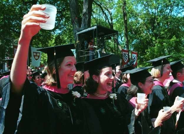 Wykształcone kobiety częściej sięgają po alkohol /Getty Images/Flash Press Media