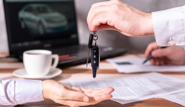 Wykup auta z leasingu - prywatnie czy na firmę? Co z podatkiem i czy darowizna się opłaca?