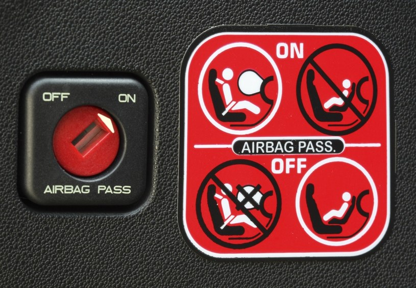Wyłącznik poduszki powietrznej pasażera zwykle jest opatrzony stosowną instrukcją obsługi. /123RF/PICSEL
