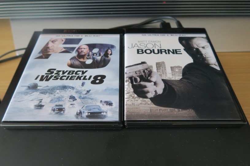 Wyłącznym dystrybutorem filmów "Szybcy i wściekli 8" i "Jason Bourne" jest Filmostrada.  Film dostępny jest w sieci sklepów Media Markt, Saturn oraz Empik /INTERIA.PL