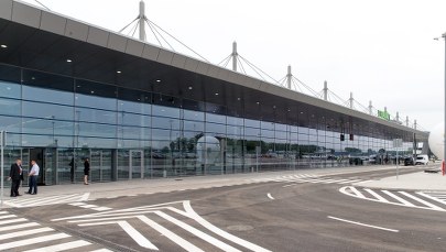 Wyłamał drzwi w terminalu i wtargnął do samolotu. Niebezpieczny incydent na lotnisku w Pyrzowicach