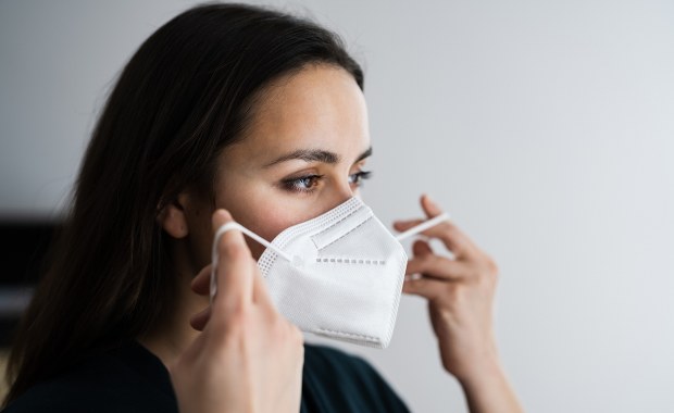 Wyłapują wirusy, nie blokują oddechu. Wynaleziono nowe maseczki