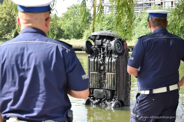 Wyławianie wraku z rzeki Elbląg /Policja Elbląg /