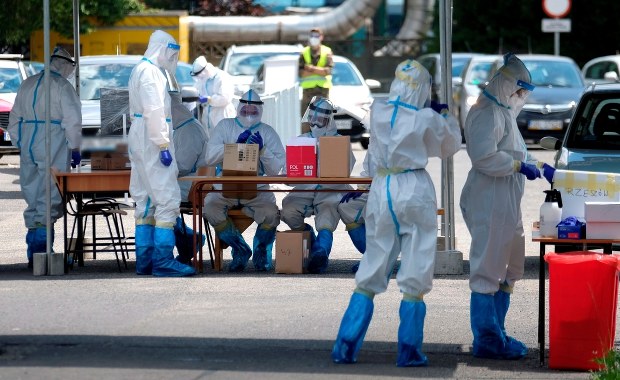 Wyleczeni z covid-19 górnicy z JSW oddają osocze krwi