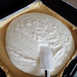 Wylewam serową masę na kruchy spód. Sernik wychodzi obłędnie smaczny