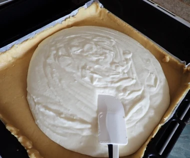 Wylewam serową masę na kruchy spód. Sernik wychodzi obłędnie smaczny