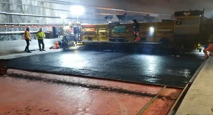 Wylewanie asfaltu w tunelu pod Świną /GDDKiA