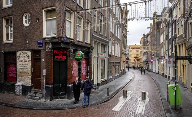 Wyludnione ulice, zamknięte sklepy i bary. Efekty lockdownu w Holandii 
