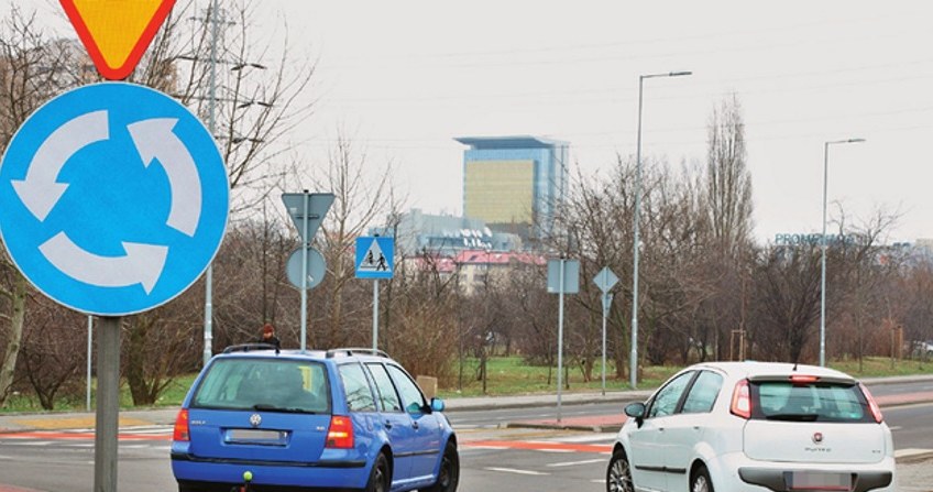 Wyłudzacz potrafi jeździć w koło po rondzie - zawsze zewnętrznym pasem /Motor