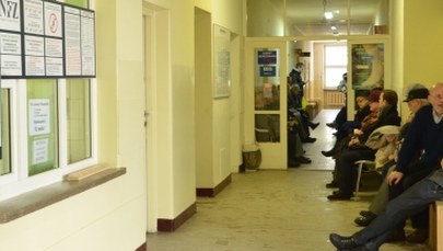 Wyłudzali pieniądze i wystawiali fałszywe recepty. Lekarz i aptekarz z zarzutami