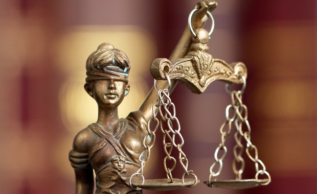 Wyłudzenie z radomskiej spółki. Oskarżono pomocników, sprawcy nieuchwytni