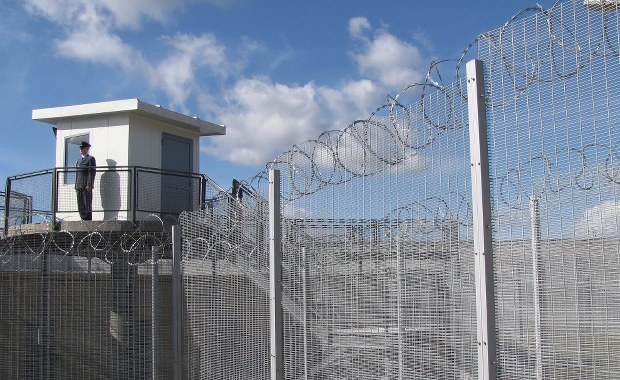 Wyłudził 100 tys. zł odszkodowań komunikacyjnych. 32-latek za kratkami może posiedzieć 8 lat