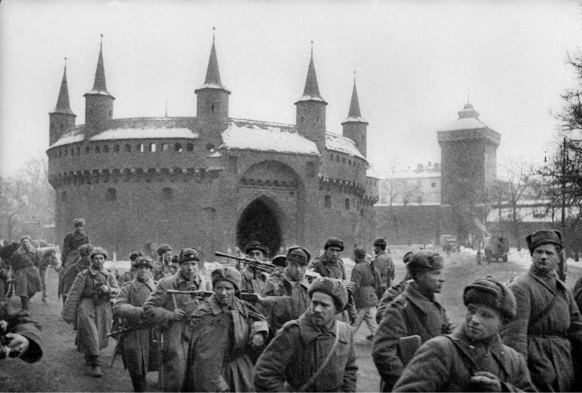 Wymarsz Armi Czerwonej z Krakowa w styczniu 1945 roku /z arch. Romualda Broniarka/FORUM /East News