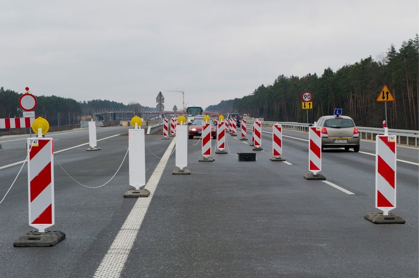 Wymiana asfaltu wiąże się z utrudnieniami /Tadeusz Koniarz /Reporter