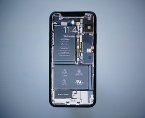 Wymiana baterii w smartfonie jest coraz trudniejsza. Tak wielkie firmy niszczą środowisko