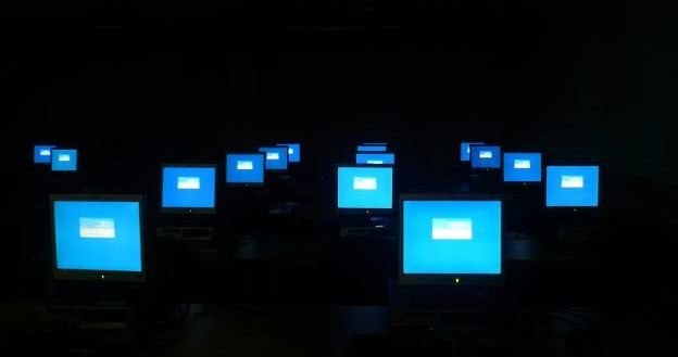 Wymiana danych na komputerze w pracy to często po prostu piractwo    fot. Jenny Rollo /stock.xchng
