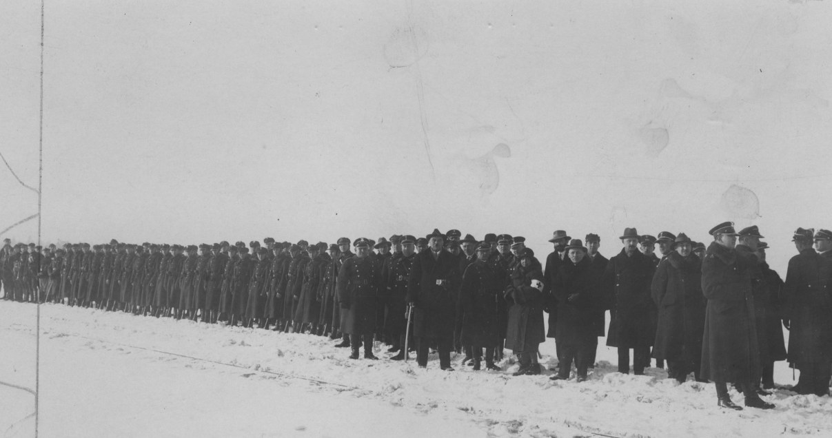 Wymiana jeńców na granicy polsko-sowieckiej. Straż graniczna oczekuje na uwolnionych Polaków /Z archiwum Narodowego Archiwum Cyfrowego