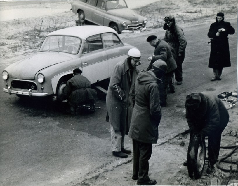 Wymiana kół podczas rekordowej jazdy non stop syreny w listopadzie 1959 roku /Archiwum Tomasza Szczerbickiego