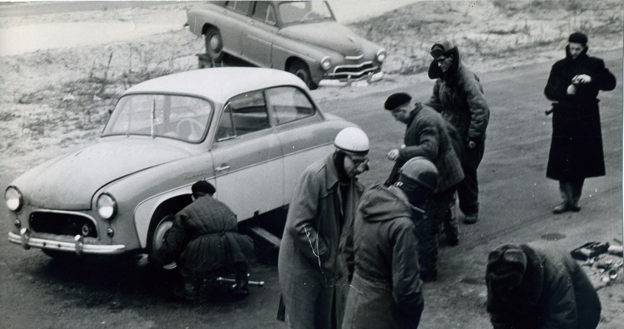 Wymiana kół podczas rekordowej jazdy non stop syreny w listopadzie 1959 roku /Archiwum Tomasza Szczerbickiego