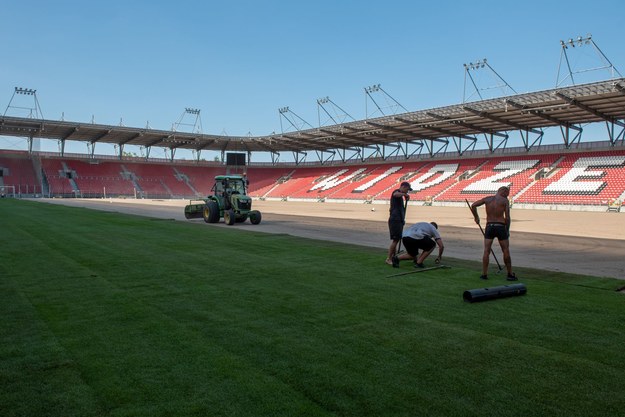 Wymiana murawy na Stadionie Miejskim przy Al. Piłsudskiego w Łodzi /lodz.pl /Materiały prasowe