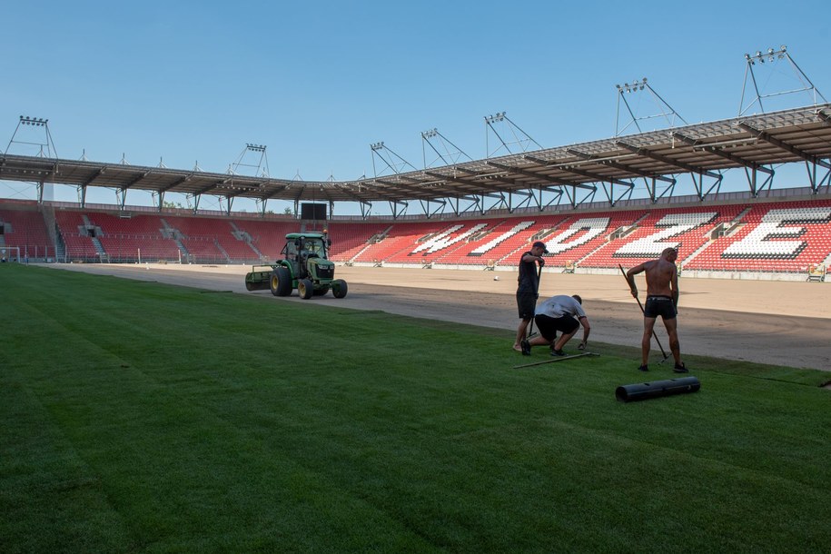 Wymiana murawy na Stadionie Miejskim przy Al. Piłsudskiego w Łodzi /lodz.pl /Materiały prasowe