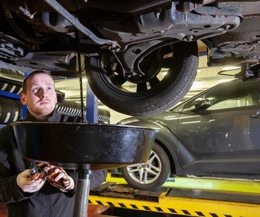 Wymiana oleju i filtrów. Ile kosztuje, ile trwa i jak często to robić u mechanika?