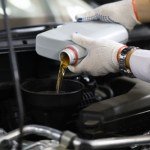 wymiana oleju silnikowego Wymiana oleju w silniku. Lepiej raz na rok czy co 15 tys. km?