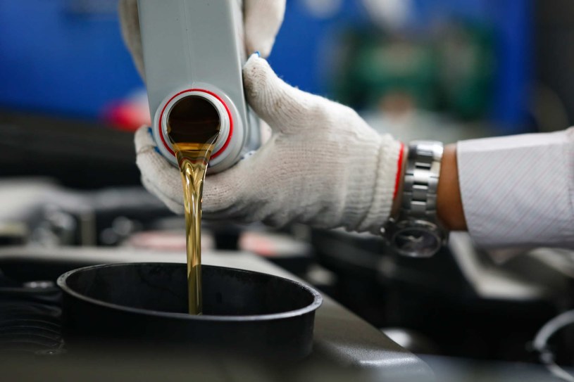 Wymiana oleju w skrzyni biegów uchroni przed kosztowną awarią /123RF/PICSEL