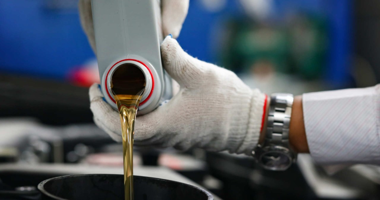 Wymiana oleju w skrzyni biegów uchroni przed kosztowną awarią /123RF/PICSEL