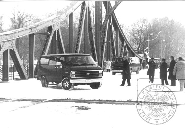 Wymiana szpiegów pomiędzy państwami bloku wschodniego i zachodniego na moście Glienicke w pobliżu Berlina, 11 lutego 1986 r. (fot. z zasobu IPN, sygn. IPN BU 002559/19 t. 1) /IPN /